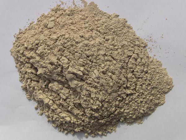 礬土性質(zhì) 礬土主要成分是氧化鋁，為煉鋁和耐火材料的主要原料。白色或灰白色，因含鐵而呈褐黃或淺紅色。密度3.45g/cm3，硬度1～3，不透明，質(zhì)脆。極難熔化，不溶于水，能溶于硫酸、氫氧化鈉溶液。 地區(qū)分布 中國鋁土礦資源比較豐富，在全國18個省、自治區(qū)、直轄市已查明鋁土礦產(chǎn)地205處，其中大型產(chǎn)地72處（不包括臺灣），主要分布在山西、山東、河北、河南、貴州、四川、廣西、遼寧、湖南等地。 投資前景 1.可用于煉鋁工業(yè)。用于國防、航空、汽車、電器、化工、日常生活用品等。 2.可用于精密鑄造。礬土熟料加工成細粉做成鑄模后精鑄。用于軍工、航天、通訊、儀表、機械及醫(yī)療器械部門。 3.可用于耐火制品。高鋁礬土熟料耐火度高達1780℃，化學(xué)穩(wěn)定性強、物理性能良好。 4.硅酸鋁耐火纖維。用于鋼鐵、有色冶金、電子、石油、化工、宇航、原子能、國防等多種工業(yè)，消防人員可用耐火纖維布做成衣服。 5.制造礬土水泥、研磨材料、陶瓷工業(yè)以及化學(xué)工業(yè)可制鋁的各種化合物。 鋁礬土磨粉制備 鋁礬土粉是選用煅燒過的熟鋁礬土礦石用雷蒙磨加工制成的細粉，粒度通常為100目-325目，在耐火材料行業(yè)得到了廣泛的應(yīng)用。通常加工的流程為先經(jīng)顎式破碎機進行破碎，然后篩分進入鋁礬土雷蒙磨或鋁礬土超細磨粉機中，進行鋁礬土粉制備，使其應(yīng)用更加廣泛。