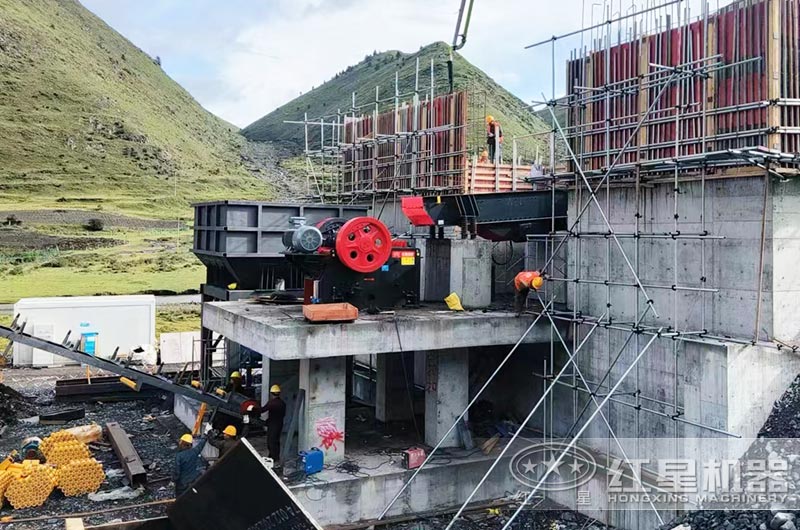 57破碎機安裝作業(yè)現場實拍