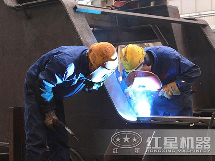 車間生產(chǎn)加工移動(dòng)破碎機(jī)，每一臺(tái)設(shè)備都是匠心打造
