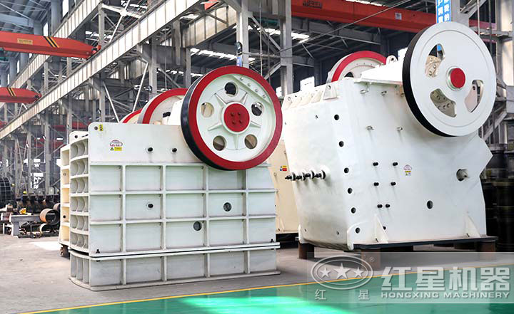 顎式破碎機(jī)實(shí)拍圖，型號(hào)多樣，價(jià)格在10-80萬之間